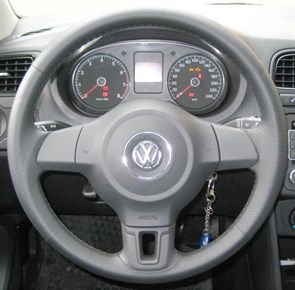 {{productViewItem.photos[photoViewList.activeNavIndex].Alt || productViewItem.photos[photoViewList.activeNavIndex].Description || 'Оплетка на руль из натуральной кожи Volkswagen Polo V 2009-2014 г.в. (черная)'}}