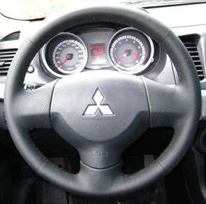 {{productViewItem.photos[photoViewList.activeNavIndex].Alt || productViewItem.photos[photoViewList.activeNavIndex].Description || 'Оплетка на руль Mitsubishi Lancer X (2007-2016) из натуральной кожи'}}