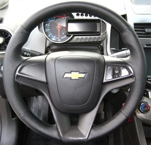 {{productViewItem.photos[photoViewList.activeNavIndex].Alt || productViewItem.photos[photoViewList.activeNavIndex].Description || 'Оплетка на руль из натуральной кожи Chevrolet Cruze I 2009 - 2015 г.в. (черная)'}}