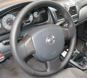 {{productViewItem.photos[photoViewList.activeNavIndex].Alt || productViewItem.photos[photoViewList.activeNavIndex].Description || 'Оплетка на руль из натуральной кожи Nissan Almera Classic I 2006-2013 г.в. (черная)'}}