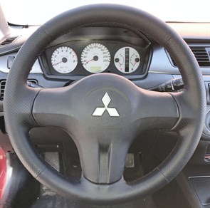 {{productViewItem.photos[photoViewList.activeNavIndex].Alt || productViewItem.photos[photoViewList.activeNavIndex].Description || 'Оплетка на руль Mitsubishi Lancer 9 (2005-2010)  из натуральной кожи'}}